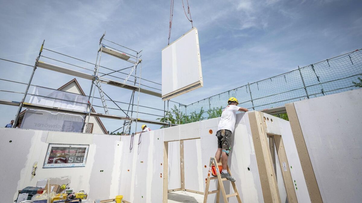 Ein Bauarbeiter arbeitet im Rohbau eines Fertighauses. Foto: Daniel Maurer