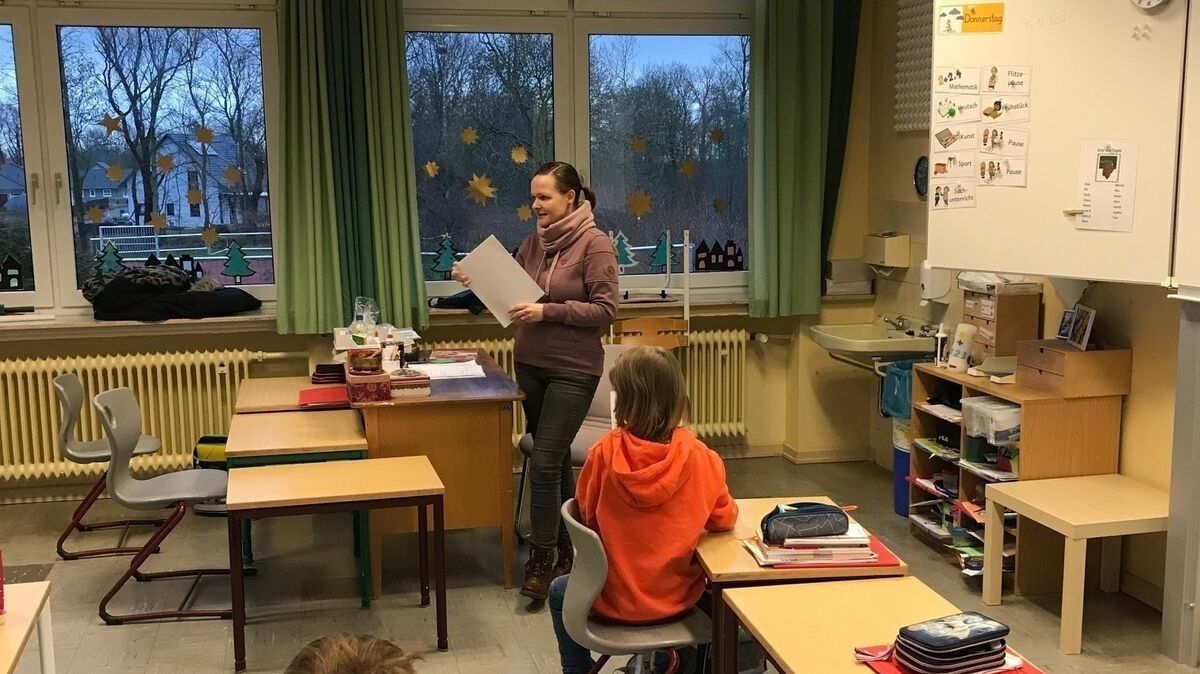Auch als neue Schulleiterin steht Franziska Wiwik noch immer gerne im Klassenraum. Foto: Wiwik