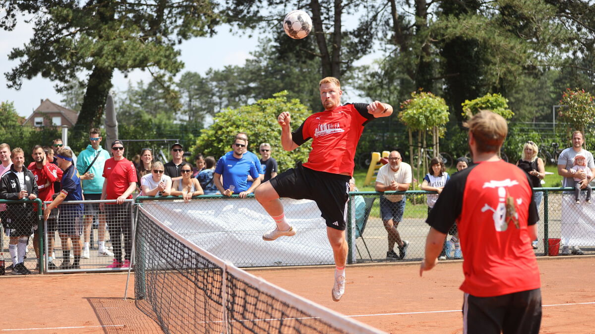 Ein gutes Kopfballspiel war in vielen Situationen der Schlüssel zum Erfolg beim Fußballtennis. Foto: Unruh
