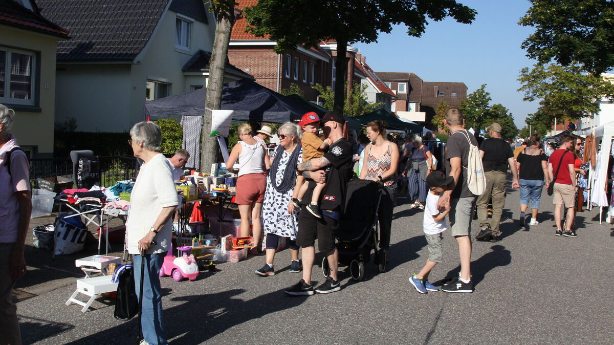 Höhepunkt des Straßenfestes ist und bleibt der beliebte Flohmarkt. Archivfoto: Reese-Winne