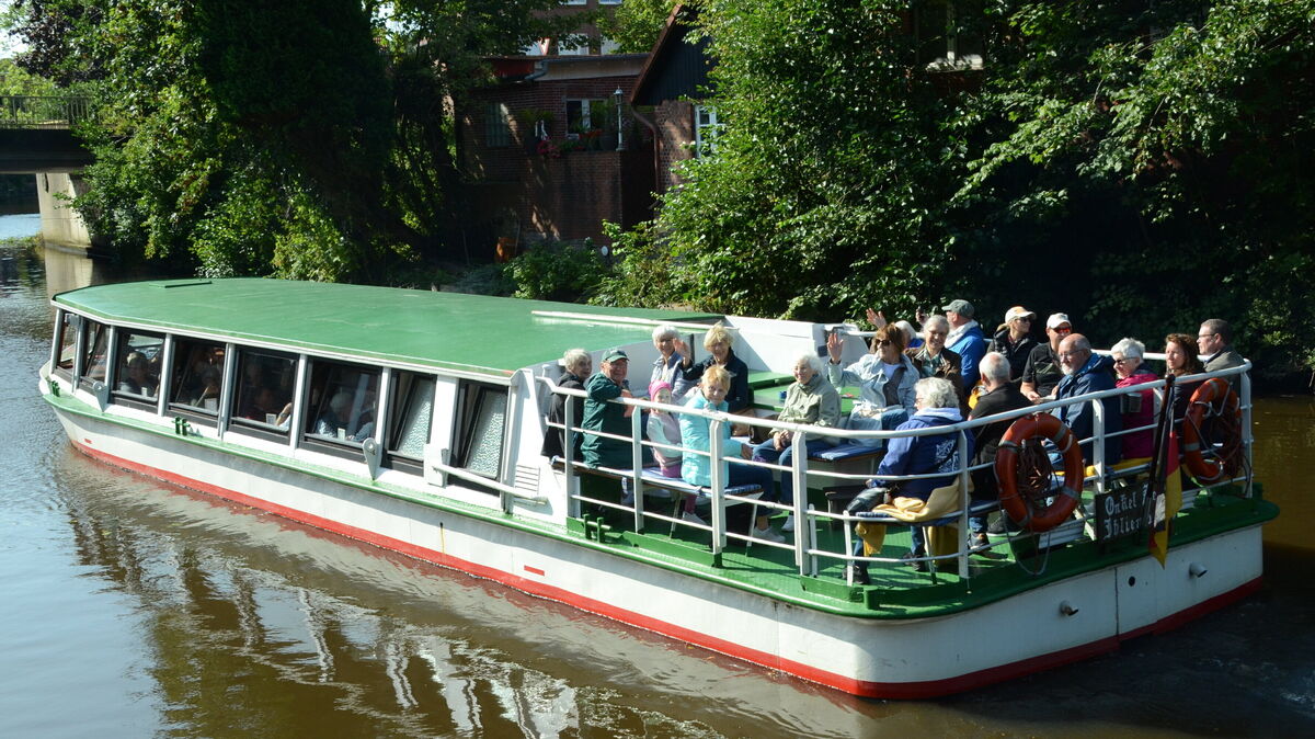 Mit dem Fahrgastschiff „Onkel Heinz“ ging es für rund 70 Abonnentinnen und Abonnenten der NEZ am Sonntag in gemütlicher Fahrt die Medem aufwärts in Richtung Ihlienworth. Foto: Rohde