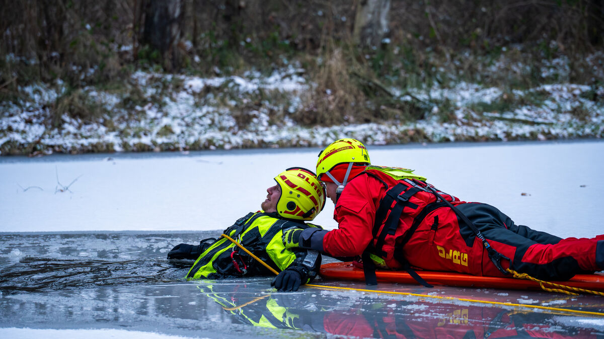 Es kann ganz schnell gehen, und schon ist man im Eis eingebrochen. Sich selbst zu retten, ist meist schwierig. Foto: Kieran Lück / DLRG