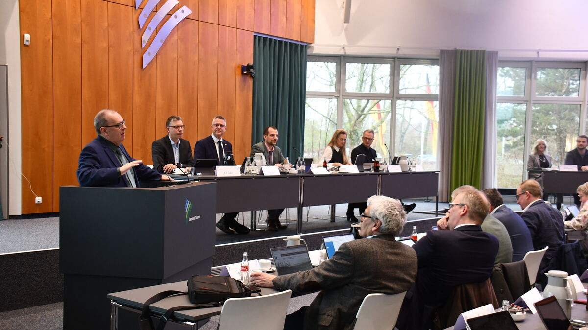 Landrat Thorsten Krüger stellte an einem mobilen, barrierearmen und höhenverstellbaren Rednerpult einige Aspekte der Neugestaltung des Sitzungssaales des Cuxhavener Kreishauses vor. Foto: Schröder