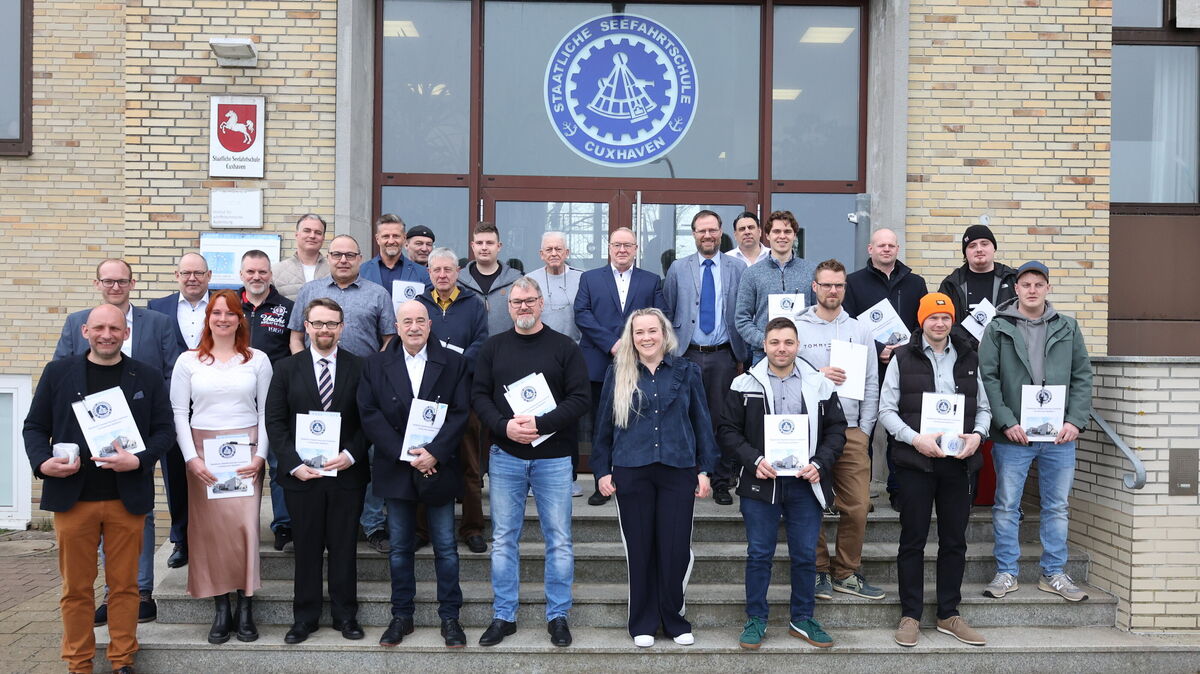 Die Absolventen der Staatlichen Seefahrtschule Cuxhaven freuen sich über ihre neuen Befähigungszeugnisse. Foto: Larschow
