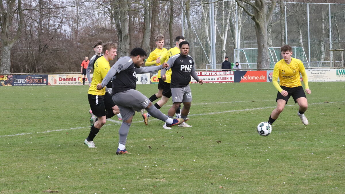Victor Santos de Oliveira (beim Schuss) und sein Bruder Vinicius Santos de Oliveira zeigten beim 4:2-Sieg des FC Cuxhaven in Hammah eine starke Leistung. Foto: Witthohn