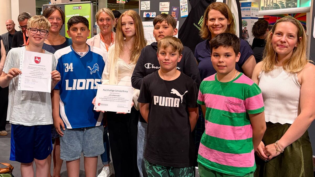 Auf der IdeenExpo in Hannover nahmen die Schülerinnen und Schüler gemeinsam mit ihren Lehrerinnen das Zertifikat von der Kultusministerin des Landes Niedersachsen, Julia Willie Hamburg (2.v.r. hinten), entgegen. Foto: Britta Benn
