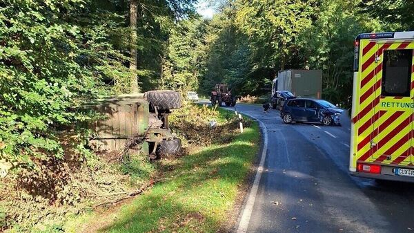 Silageanhänger kippt auf die Seite: Senior bei Unfall im Kreis Cuxhaven verletzt