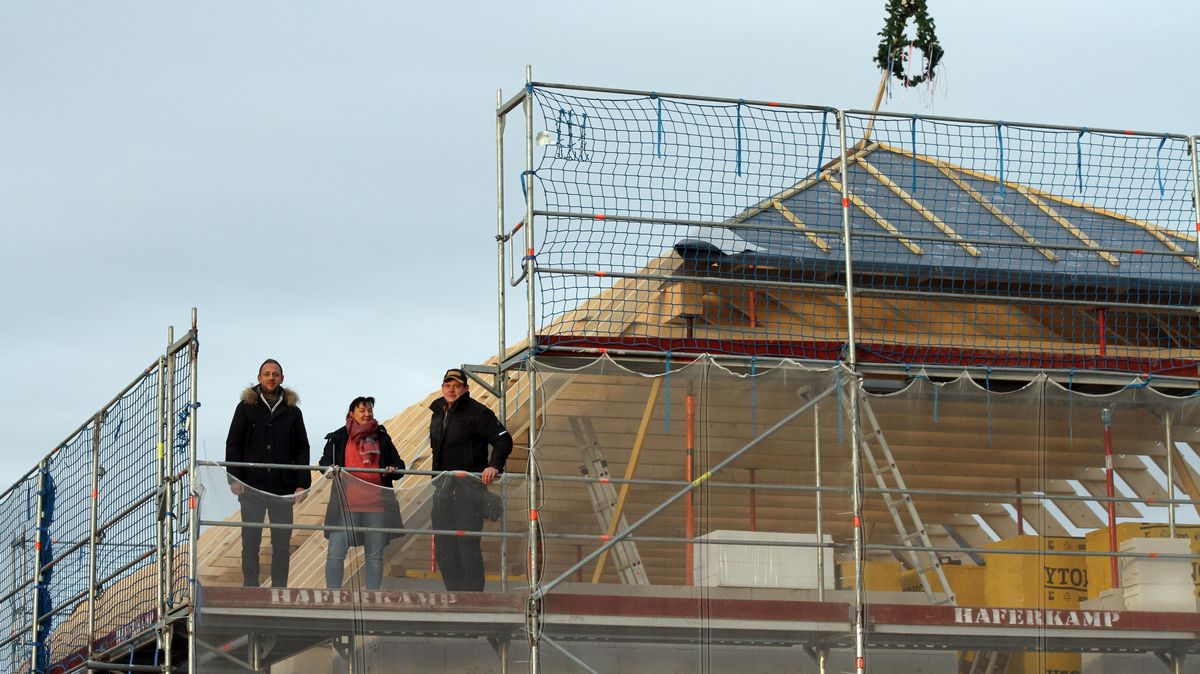 Das Betreiber-Duo Marcel Meyer und Claudia von Essen begutachten den ersten Teil des Neubaus nach Fertigstellung. Ein provisorischer Richtkranz kündigt in Lamstedt den Fortschritt an. "Großes Richtfest wird dann gefeiert, wenn auch die andere Haushälfte steht", erklären sie. Foto: Monsees