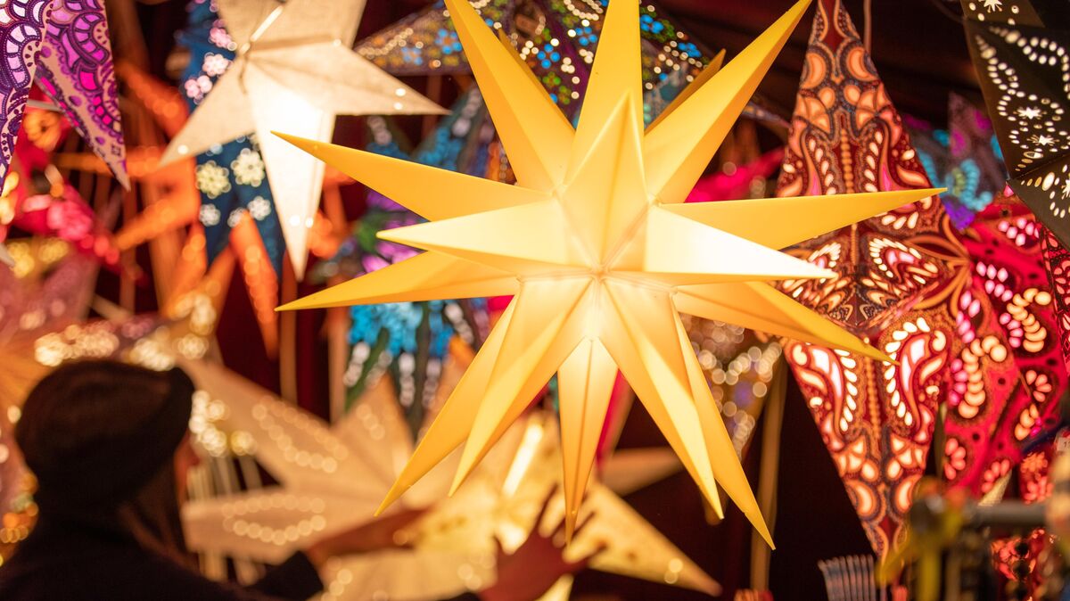 Die Weihnachtszeit steht bevor. Werden die Weihnachtsmärkte, die Lichterketten und Weihnachtssterne, die Rentiere und Schneemänner, im Cuxland trotz Energiekrise intensiv leuchten? Foto: Gentsch/dpa
