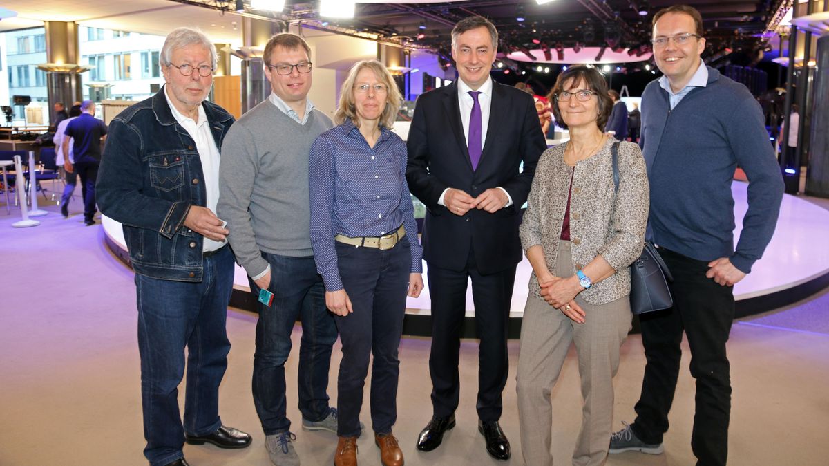 Fünf Leser bekamen hautnah Einblicke in den Alltag vom EU-Abgeordneten David McAllister (2.v.r). Foto: Monsees