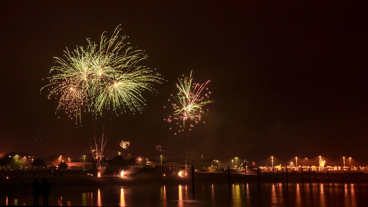 Ein Feuerwerk wie hier vor der Corona-Pandemie wird es auch in diesem Jahr nicht geben. Auf öffentlich Straßen sowie belebten öffentlich zugänglichen Flächen ist das Mitführern von Feuerwerk zwischen 21 Uhr am Silvesterabend und 7 Uhr am Neujahrsmorgen verboten. Foto: Adelmann