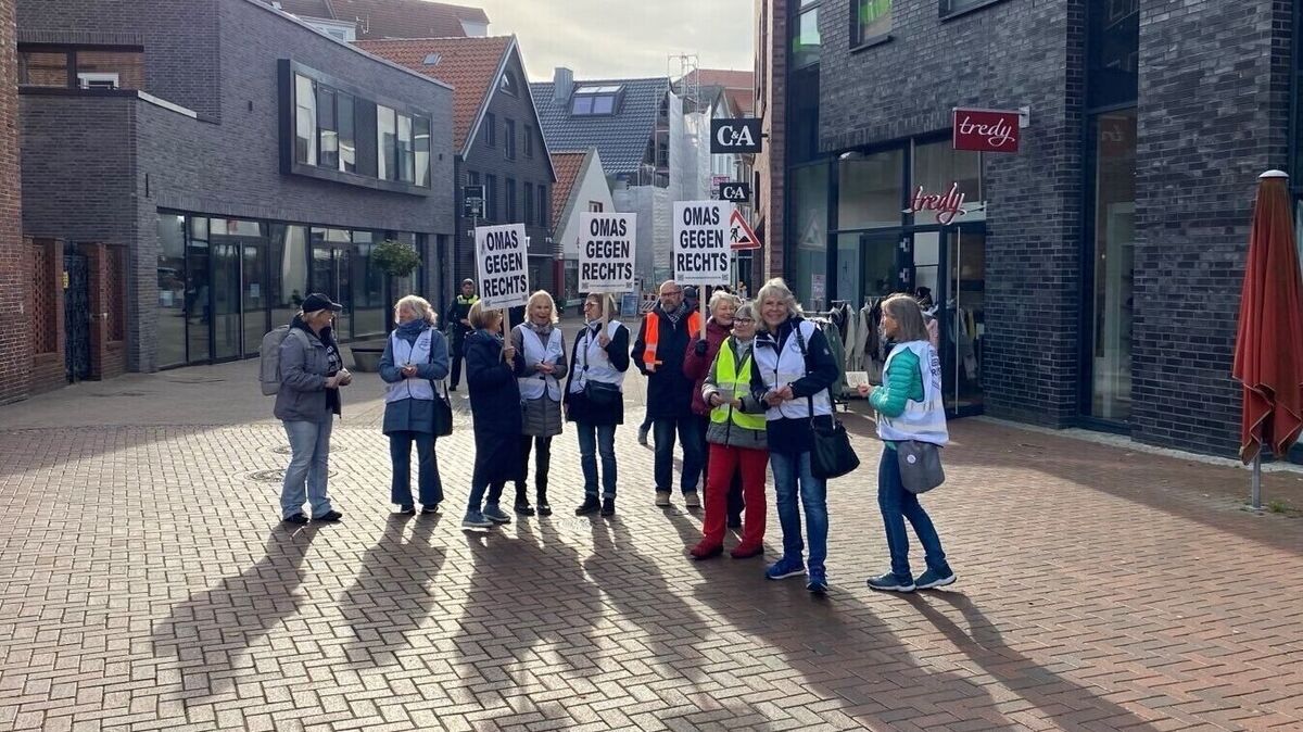 Omas und Opas gegen rechts am vergangenen Sonnabend in der Nordersteinstraße: Die erste öffentliche Aktion des Bündnisses in Cuxhaven. Foto: privat