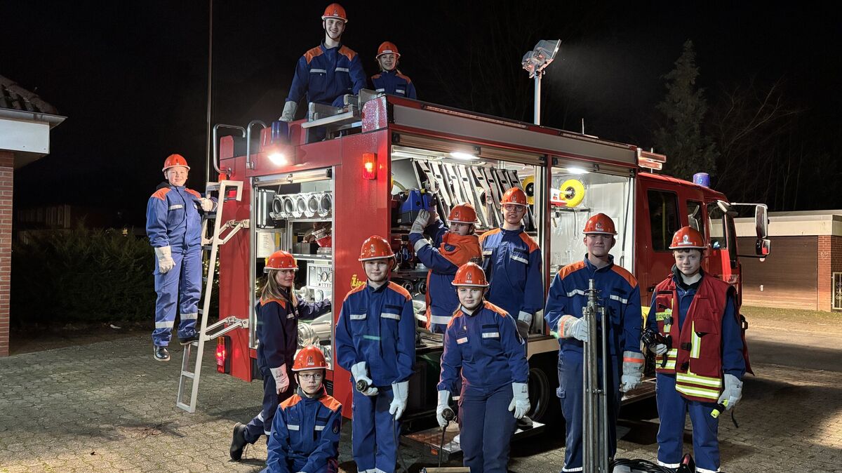 Die Mitglieder der Jugendfeuerwehr Neuhaus präsentieren stolz ihre Ausrüstung vor einem Einsatzfahrzeug. Foto: Grell