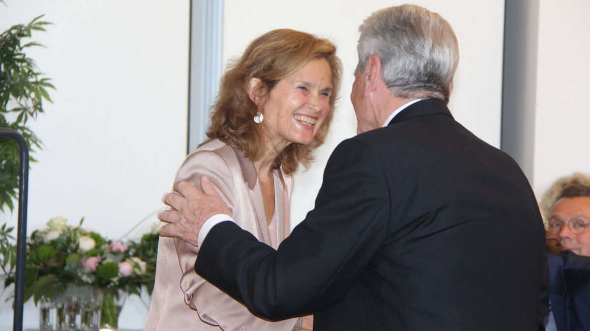 Voß-Preisträger Joachim Gauck dankt seiner Laudatorin Helga Trüpel herzlich für deren Rede. Foto: Kramp