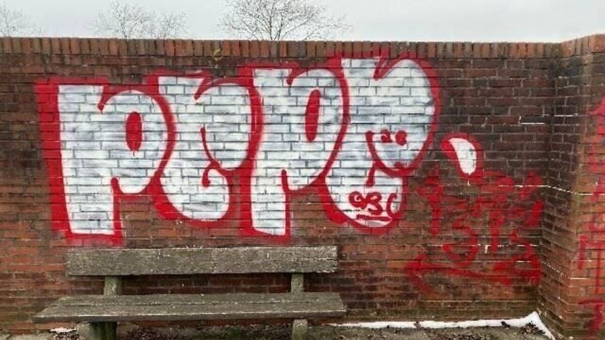 Unbekannte Täter haben am Wochenende zahlreiche Graffiti-Tags am Spielplatz Achtern Diek hinterlassen. Foto: Polizei Cuxhaven