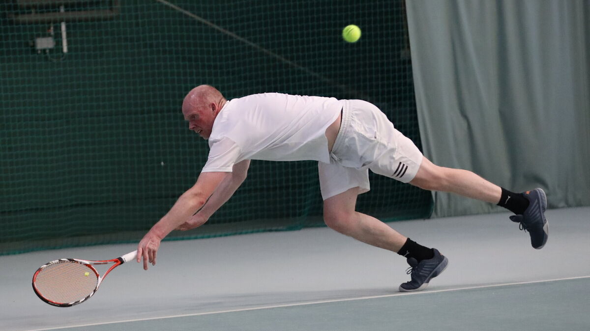 Christian Winter streckt sich vergebens: Der Cuxhavener Tennisspieler muss mit dem SC Schwarz-Weiß Cuxhaven den Gang in die Landesliga antreten. Foto: Unruh