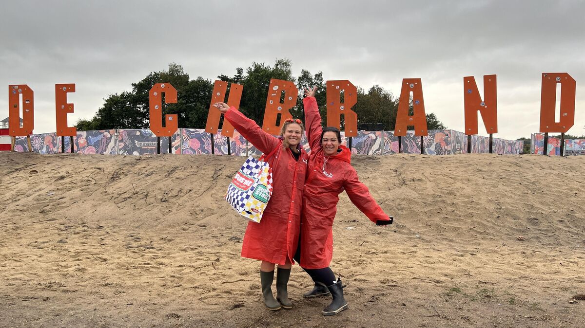 Regenponchos statt Sonnenbrillen: Nach der Unwetternacht sind viele Festivalbesucher am Sonntag gut eingepackt unterwegs. Foto: Petersen