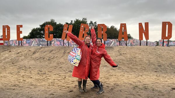 Matsch und Heimreise: So startet das Deichbrand in den letzten Festivaltag (Video)