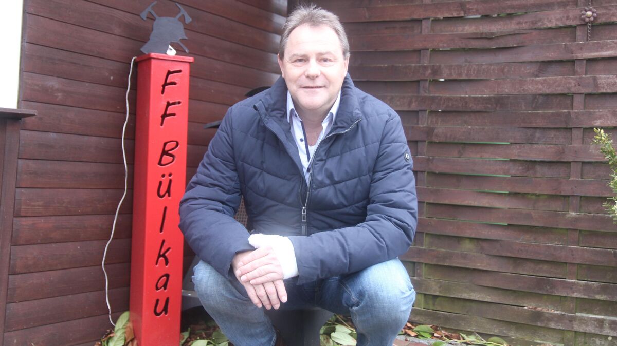 Auf ihn kann man sich verlassen: Bülkaus Ortsbrandmeister Peter Gorski neben einer aus Metall gefertigten, beleuchteten Säule in seinem Garten. Foto: Grewe