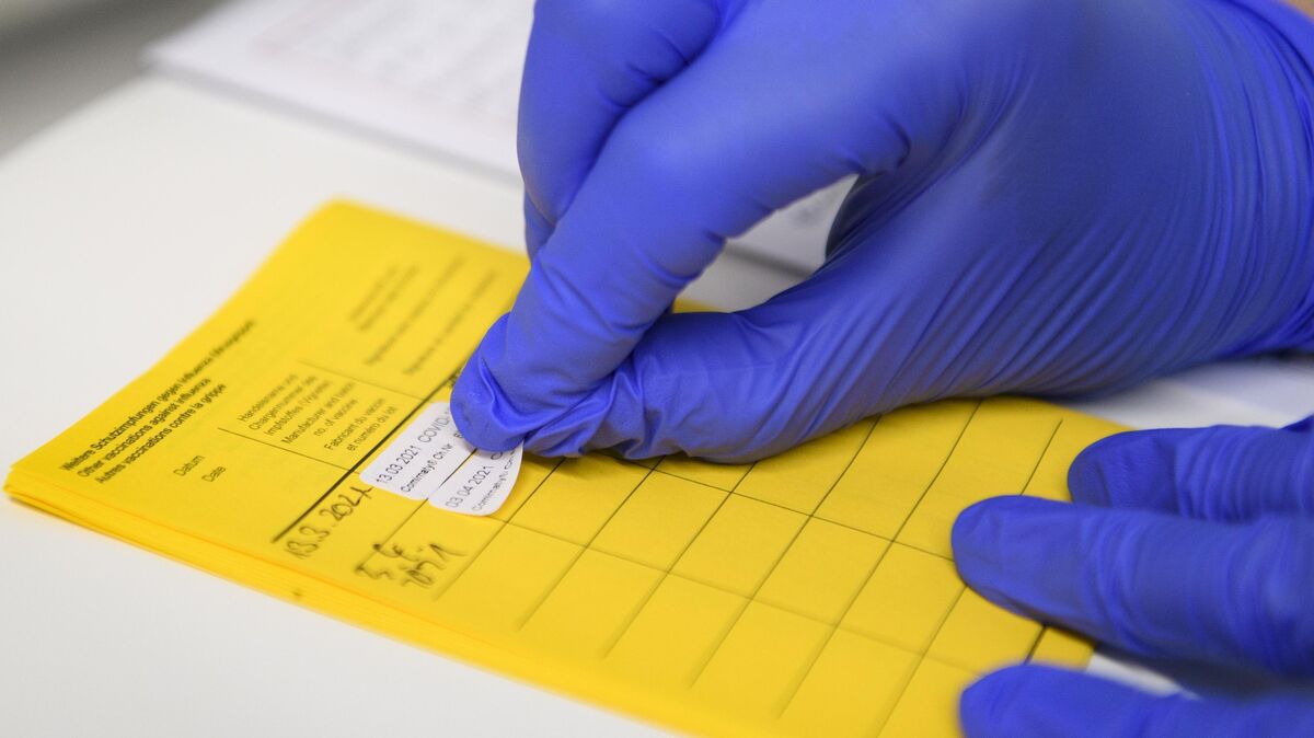 Zum Auffrischen aufgerufen sind zurzeit die Personen, die im Frühjahr erstmals gegen Covid 19 geimpft worden sind. Der Impfschutz verschwinde aber mitnichten schlagartig nach sechs Monaten, erklären Mediziner. Foto: Neundorf/dpa
