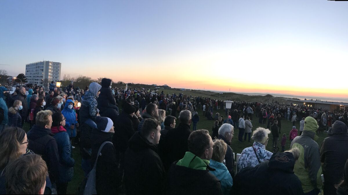 In Scharen standen die Menschen in Döse auf dem Deich, wo sie erhofften, einen Blick auf die Feuershow erhaschen zu können. Fotos: Reese-Winne