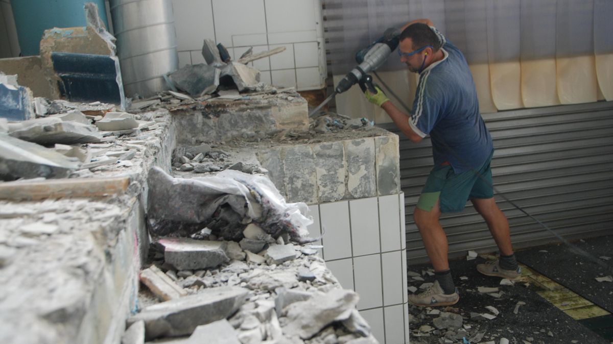 Vova Klimovski leistet ganze Arbeit. Mit dem Presslufthammer sprengt der Facharbeiter die Fliesen von den Beckenrändern. Foto: Schoener
