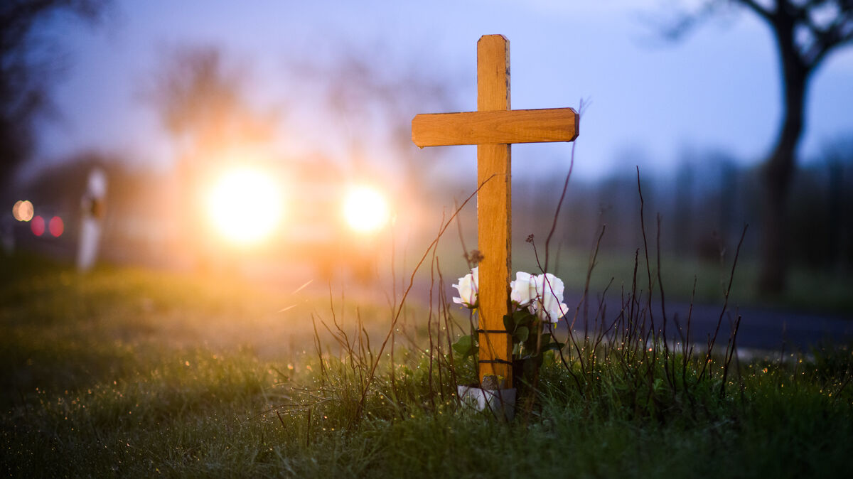 Auf der K45 kam ein Autofahrer von der Fahrbahn ab und prallte gegen einen Baum – er starb noch am Unfallort. Foto: Julian Stratenschulte