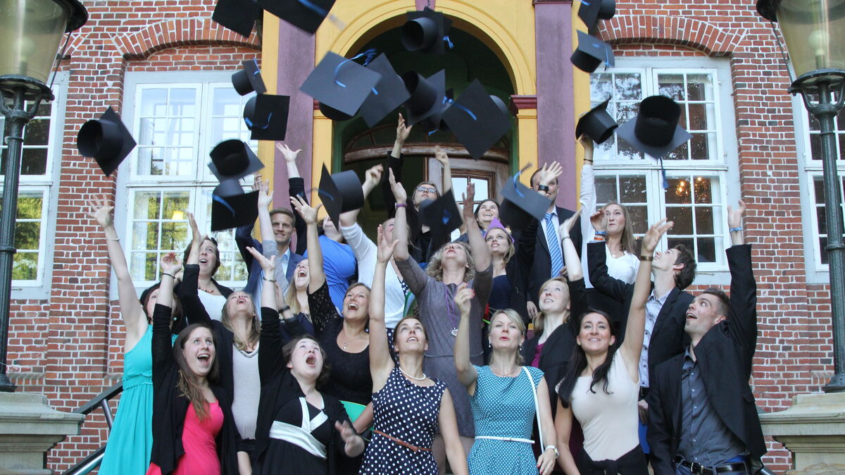 Längst nicht in jedem Durchgang können so viele Hüte zum Fliegen gebracht werden: Die Landräte beklagen die schleppende Zuweisung von Anwärterinnen und Referendaren an die Studienseminare der Region. Archivbild: Reese-Winne