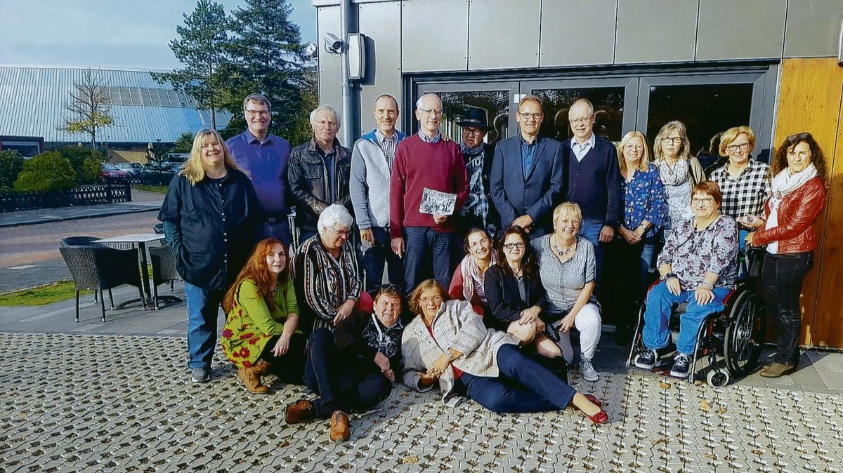 Vor dem Kaffeehaus in der Schulstraße, 1978 noch Kiosk Kreis, schossen die ehemaligen Realschüler ein Erinnerungsfoto von ihrem Treffen. Foto: red
