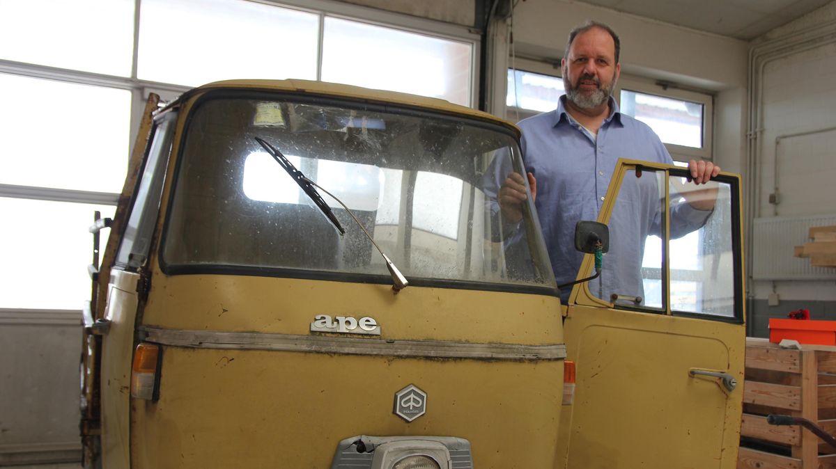 Da steckt noch jede Menge Arbeit drin: Volker Hüttermann neben der dreirädrigen "Ape", einem Rollermobil und Kleintransporter der italienischen Marke Piaggio. Foto: Grewe