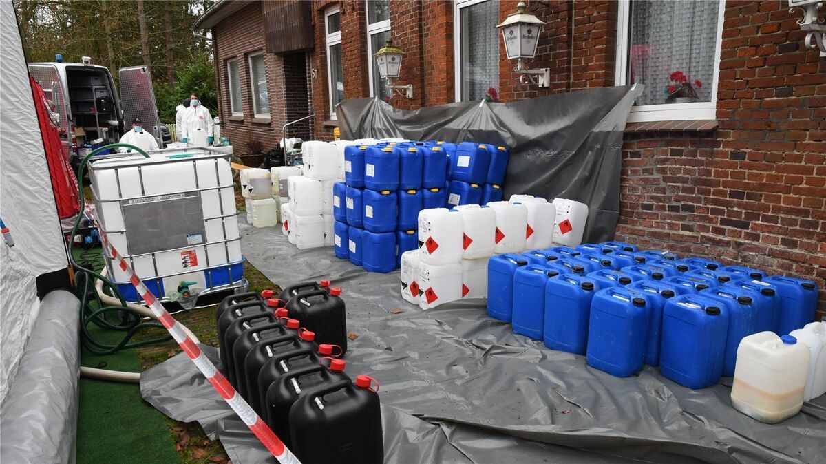 Bei der Durchsuchung am Donnerstag stellt die Polizei umfangreiche Beweismittel sicher. Foto: Polizei