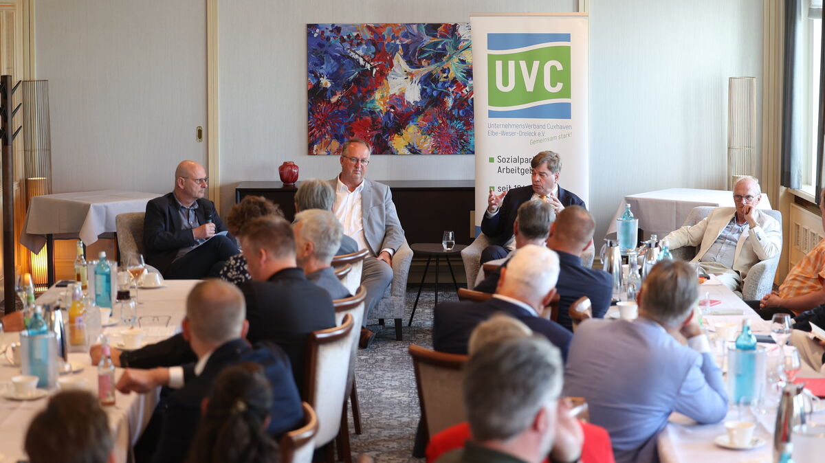 Die Diskussionsteilnehmer beim UVC-Wirtschaftsgespräch (v. l.): Moderator Ulrich Rohde, Oberbürgermeister Uwe Santjer und Enak Ferlemann. Foto: Larschow