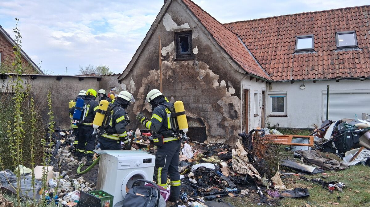 Nach den Flammen ist es nicht mehr so wie vorher: Bei einem Feuer in Hemmoor haben Mitte April zwei Familien mit Kindern ihr Zuhause verloren. Foto: Lange