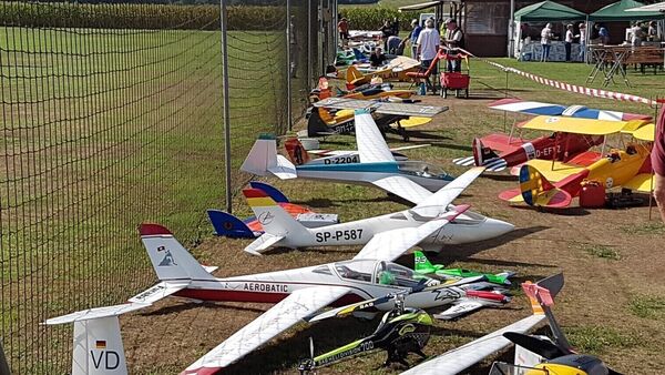 Modellflug hautnah erleben: Flugvorführungen und Familienprogramm in Wanna