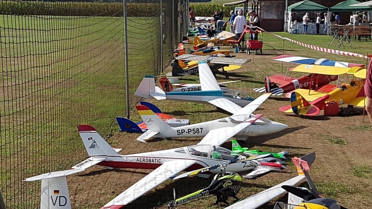 Viele Flugmodelle sind am Boden oder in der Luft zu sehen. Foto: Flugmodellgruppe Wanna