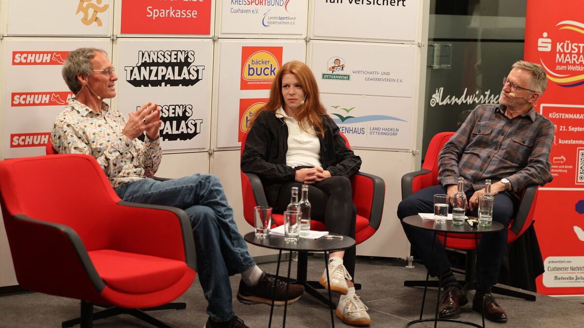 Der Olympiasieger von 1992 Dieter Baumann (l.), die Deutsche Meisterin über 10.000 Meter Eva Dieterich und ZDF-Sportmoderator Norbert König (r.) begeisterten das Publikum 2024 beim "Sportgespräch" mit Witz und Sachverstand. Foto: Larschow