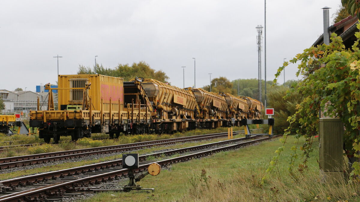 Bauarbeiten auf der Strecke Stade-Cuxhaven: Am Bahnhof Cuxhaven stehen Spezialzüge, die im Einsatz zur Modernisierung der Schieneninfrastruktur sind. Foto: May