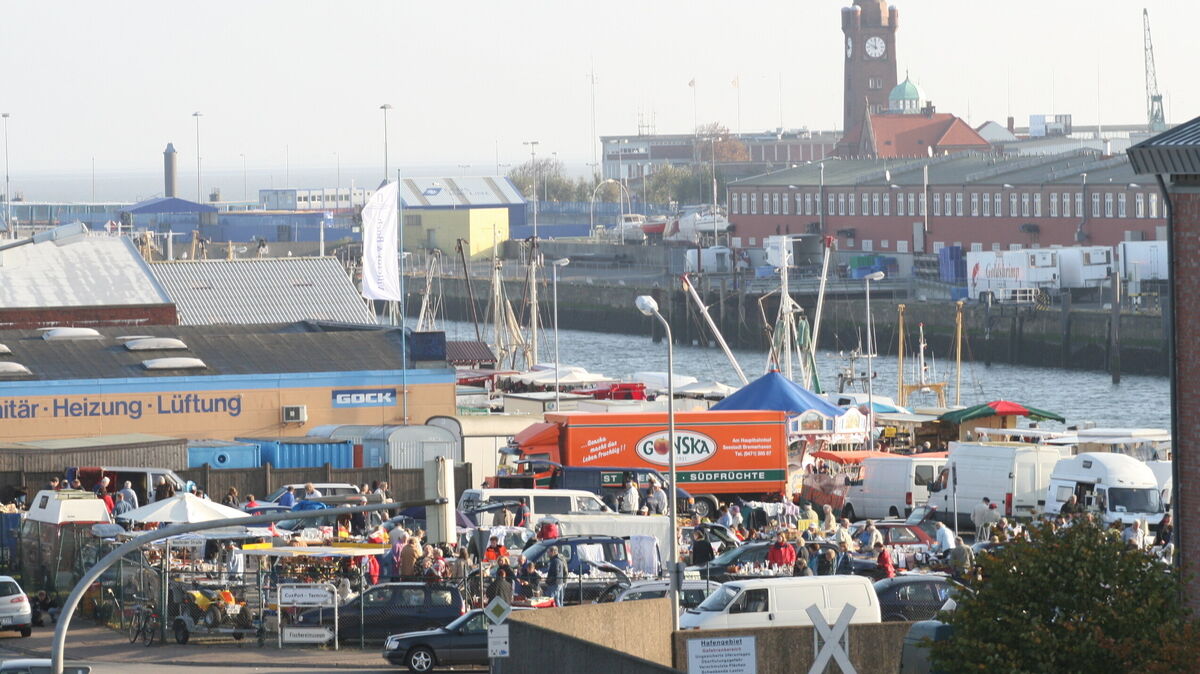 Der traditionsreiche Fischmarkt in Cuxhaven, hier in voller Blüte, steht vor dem Aus. Ob es eine Wiederauflage gibt, ist derzeit ungewiss. Foto: Potschka