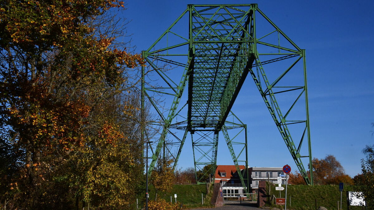 Nicht nur im Frühjahr und Sommer ein echter Hingucker: die Schwebefähre, die zwischen Hemmoor und Osten pendelt. Foto: Schröder