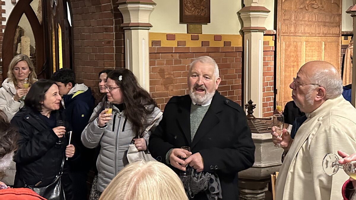 Rainer Hönick (M.) in seinem Element: Beim 125-jährigen Kirchenjubiläum in der Herz-Jesu-Kirche berichtete er den Gästen, was durch die Hilfe des Fördervereins alles erreicht werden konnte. Foto: Reese-Winne
