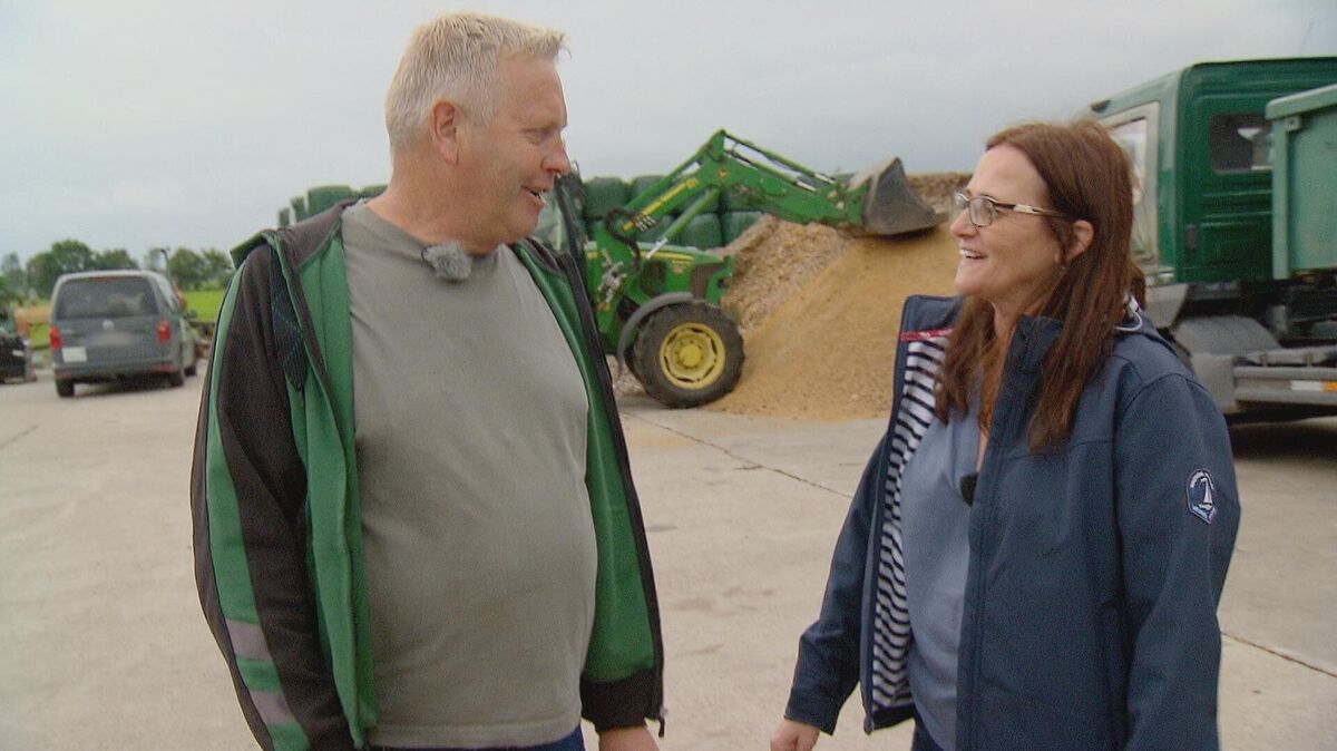 Während einer Hofführung bekommt Kirstin Einblicke in die unterschiedlichen Standbeine des Cappeler Garten- und Landschaftsbauers. Foto: RTL