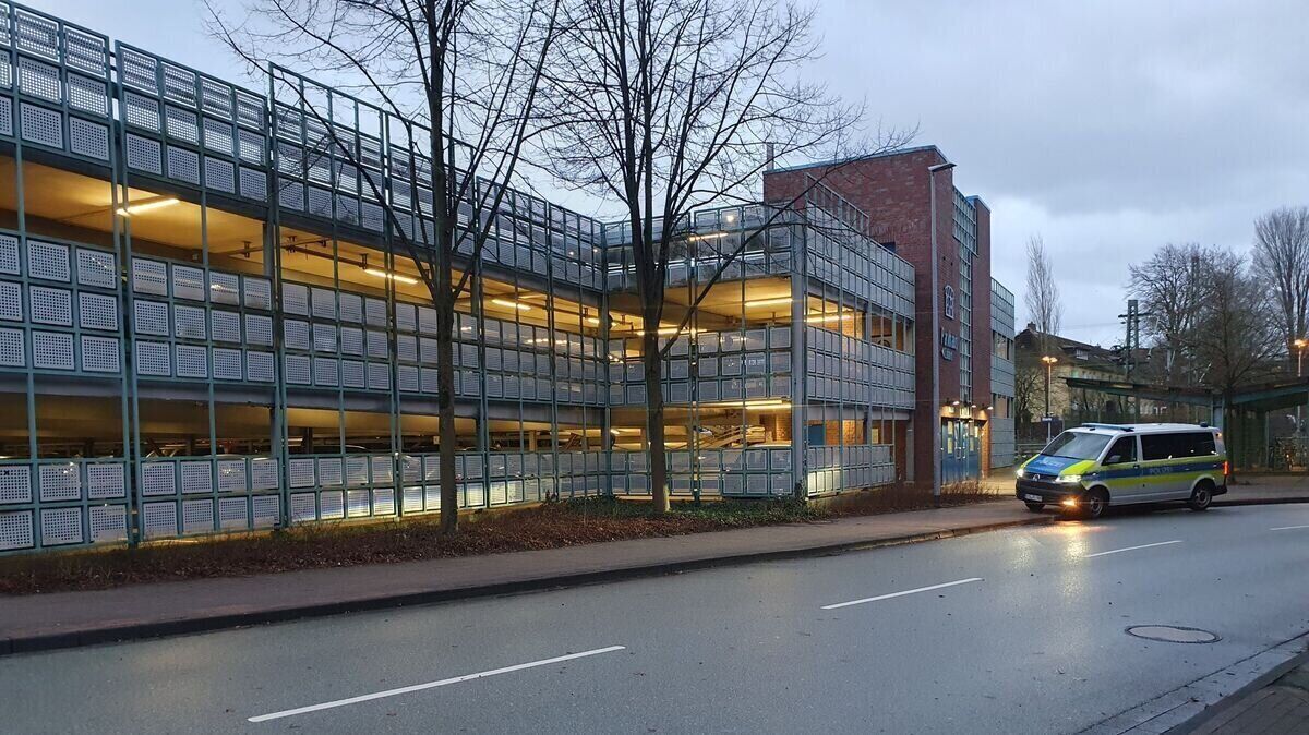 Auf dem Grünstreifen nahe dem Parkhaus am Stader Bahnhof wurde Mehmet S. nach der Attacke schwer verletzt zurückgelassen. Er starb einen Tag später im Krankenhaus. Foto: Polizei Stade