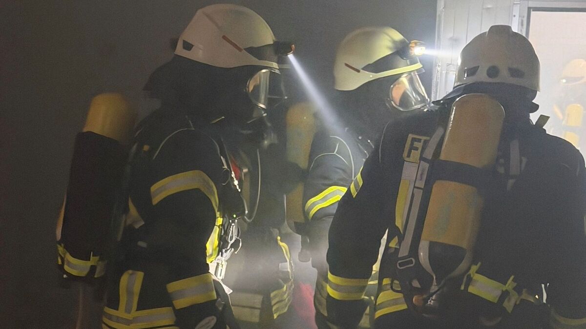 Mehrere Trupps dringen unter schwerem Atemschutz in das Innere des stark verrauchten Industriegebäudes ein. Foto: Feuerwehr