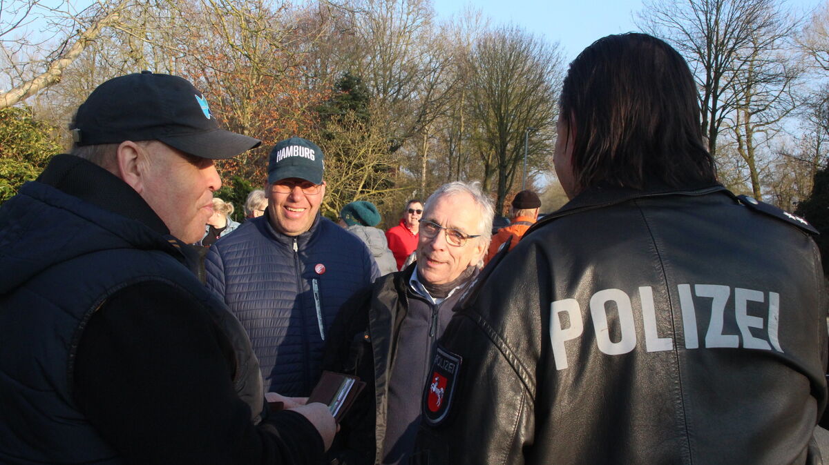 Vereint gegen die AfD: Nordledas Bürgermeister Uwe Blohm, Land Hadelns SPD-Vorstand Jens Langer und Otterndorfs stellvertretender Bürgermeister Peter-Martin Stelzenmüller (v.l.) im Gespräch mit hinzugerufenen Polizeibeamten, die sich von der spontanen Protestversammlung ein eigenes Bild machten. Foto: Kramp