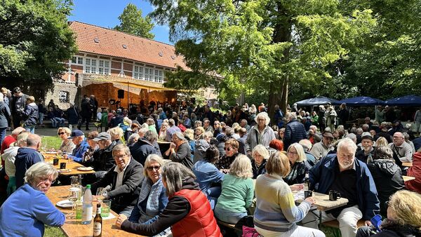 Wenn der Schlossverein zu Musik und Genuss ruft, ist Cuxhavens Schlossgarten voll