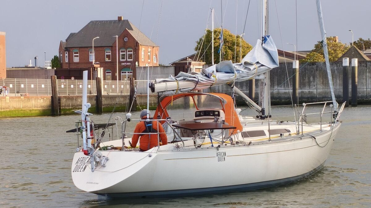 Philipp Hympendahl kehrt nach einer beeindruckenden Solo-Nonstop-Umrundung von Großbritannien und Irland mit der "African Queen" in die City Marina zurück. Foto: Horch.