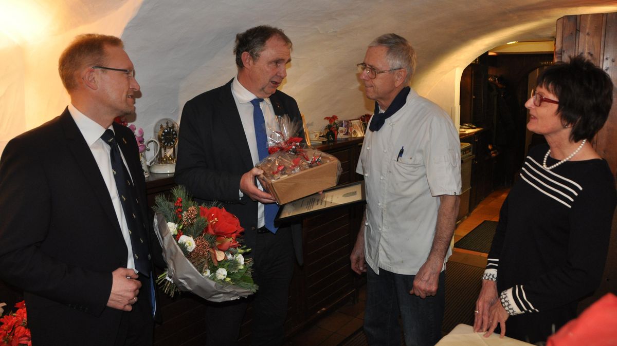 Reinhard Sziede (2.v.r.) und seine Frau Irma Harms (r.) nahmen die Glückwünsche von Bürgermeister Thomas Bullwinkel (l.) und Stadtdirektor Harald Zahrte entgegen. Foto: Kramp