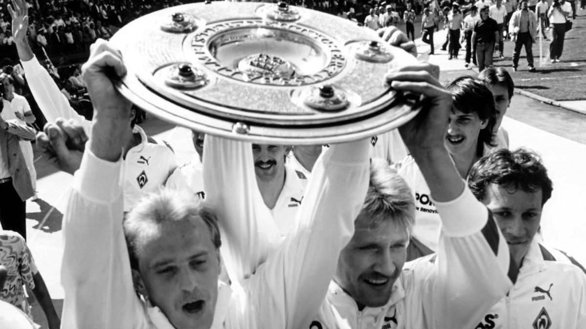 Der SV Werder Bremen feierte 1988 ausgelassen den Gewinn der Deutschen Meisterschaft. Hier reckt Thomas Schaaf die Meisterschale in die Höhe, rechts neben ihn sind Thomas Wolter und Gunnar Sauer. Foto: dpa/Ingo Wagner