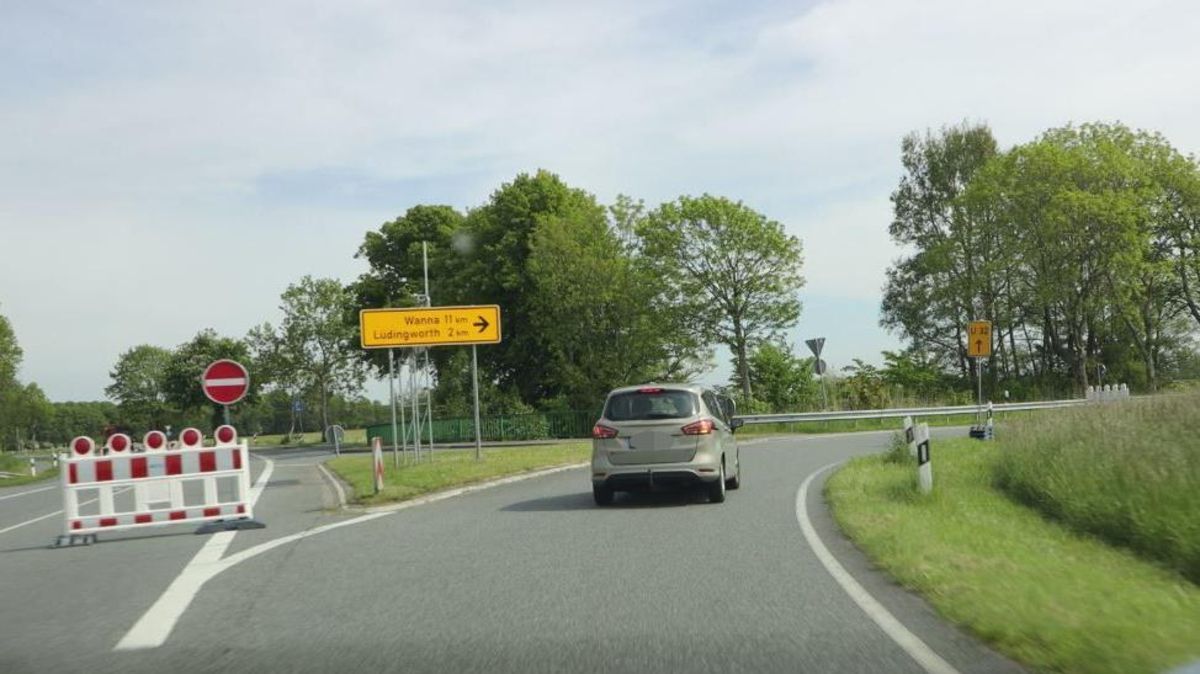 Hier nimmt das "Unheil" seinen Lauf: Die Umleitung führt die Verkehrsteilnehmer durch den Ort Lüdingworth. Pendler müssen deutlich mehr Zeit mitbringen als gewohnt. Foto: Lütt