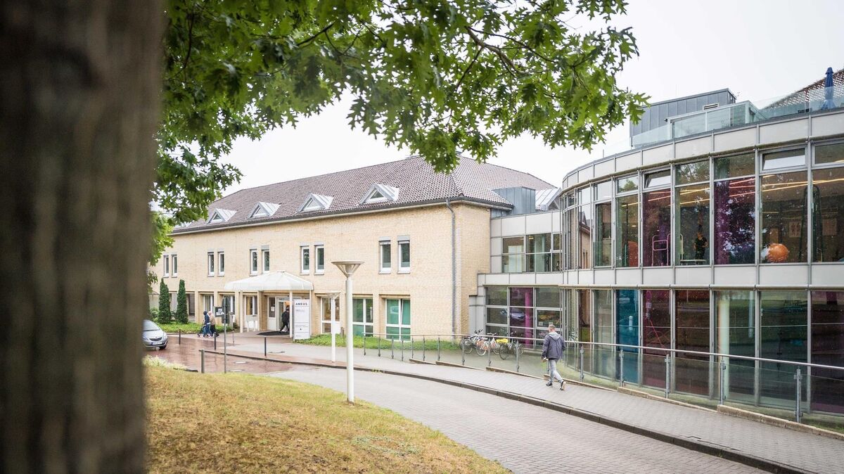 Das Ameos-Klinikum Seepark Geestland in Debstedt: Auf der geschlossenen Station soll sich die Attacke abgespielt haben. Foto: Arnd Hartmann